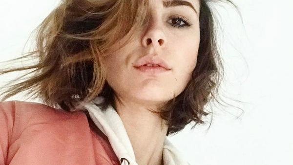 Lena Meyer-Landrut kombiniert eine altrosa Bomberjacke zu einem cremeweißen Hoodie