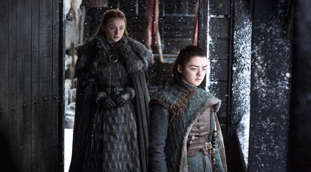 Warum verhält sich Arya Stark (Maisie Williams, r.) so seltsam?