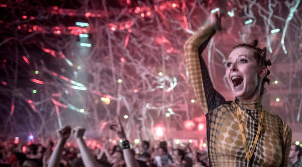 Anja (Sarah Bauerett) feiert bei einem Rave