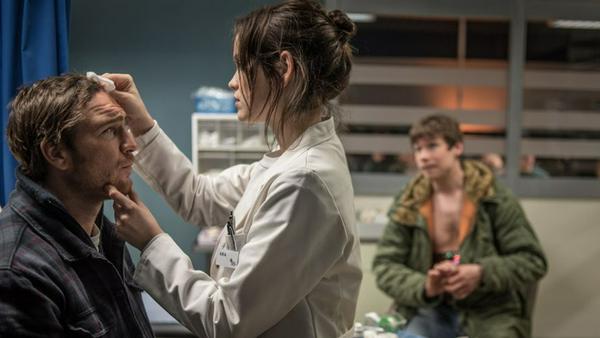 Ben (Frederick Lau) muss von Medizinstudentin Aria (Emilia Schüle) versorgt werden