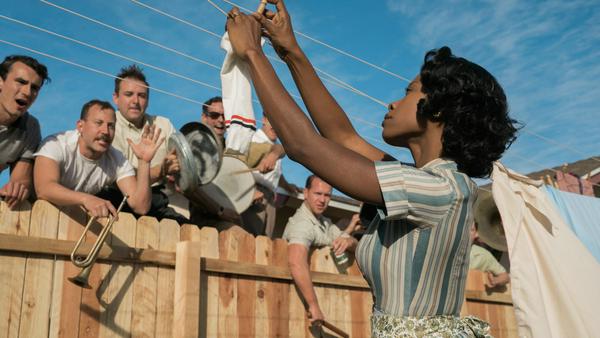 Mrs. Meyers (Karimah Westbrook) wird wüst beschimpft