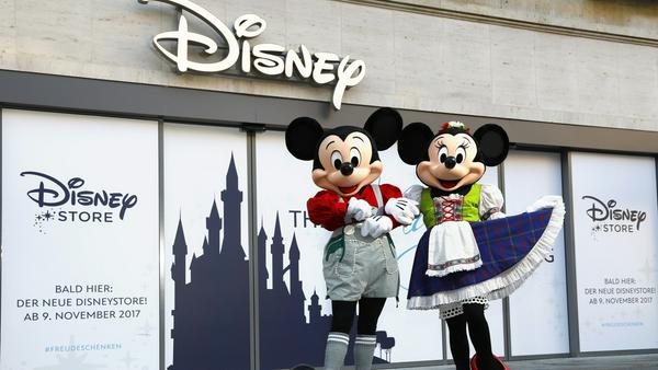 Micky und Minnie Maus vor dem Disney Store in München - in bayerischer Tracht