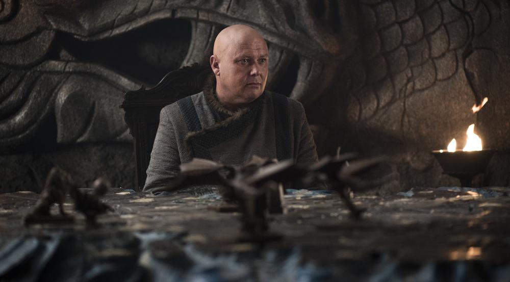 Varys (Conleth Hill) hilft beim Taktieren