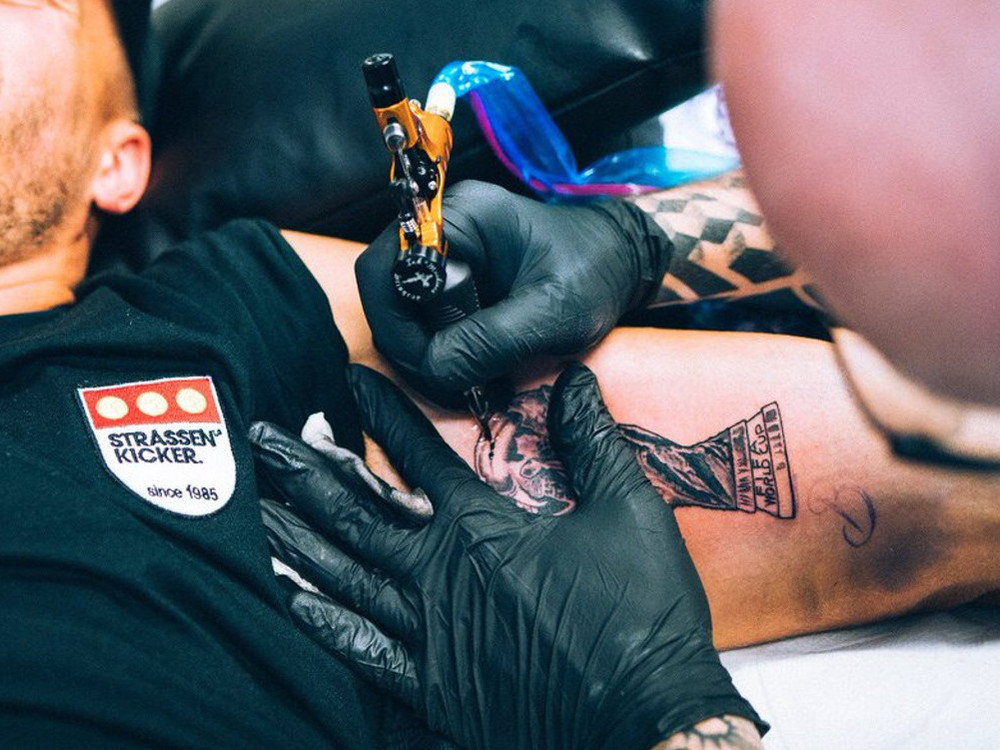 Ein besonderes Tattoo Lukas Podolski Der WMPokal für immer auf
