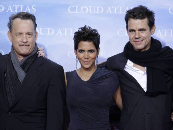 Tom Tykwer (re.) mit den Hollyood-Stars Halle Berry und Tom Hanks bei der Premiere des Films