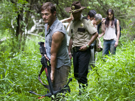 Norman Reedus (vorne) als Daryl in der Zombie-Serie