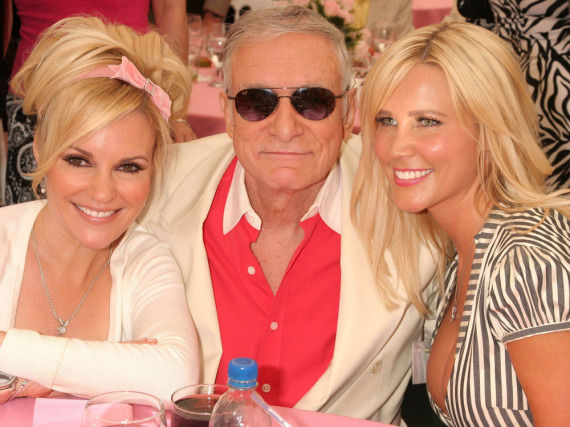 Hugh Hefner zwischen den Blondinen Bridget Marquardt (l.) und Dalene Kurtis bei einem