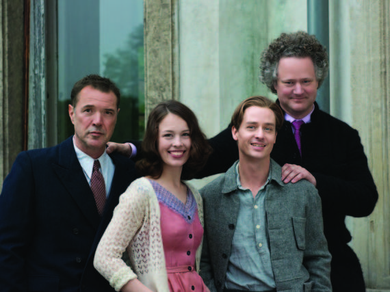 Florian Henckel von Donnersmarck (r.) mit Sebastian Koch (l.), Paula Beer und Tom Schilling beim Drehstart von