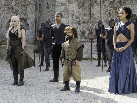 Emilia Clarke (li.) und Peter Dinklage (vorne, Mitte) sahnen bei den nächsten Staffeln von