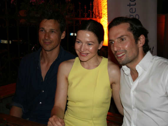 Hannah Herzsprung und Florian David Fitz (l.) mit Filmproduzent Quirin Berg beim ARD Degeto