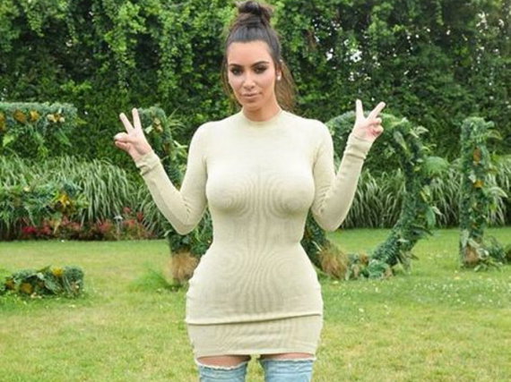 Kim Kardashian posiert bei der