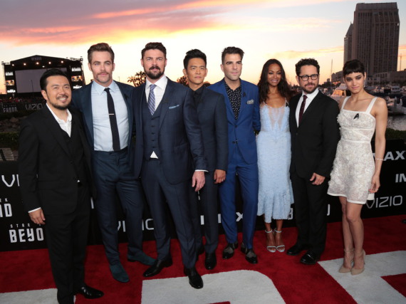 Regisseur Justin Lin (v.l.n.r.) mit Chris Pine, Karl Urban, John Cho, Zachary Qunito, Zoe Saldana, Produzent J.J. Abrams und Sofia Boutella bei der Weltpremiere von