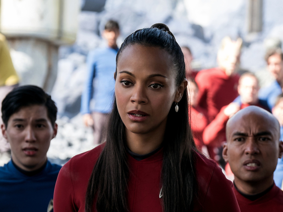 Starke Frau im Kreise ihrer Kollegen: Zoe Saldana als Uhura in
