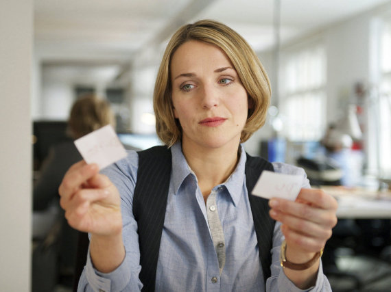 Wer die Wahl hat, hat die Qual: Architektin Sophie (Tanja Wedhorn) bei der Arbeit in