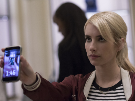Vee (Emma Roberts) lässt sich auf das gefährliche Online-Spiel