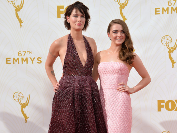 Lena Headey (l.) und Maisie Williams bei den Emmys 2015. Die