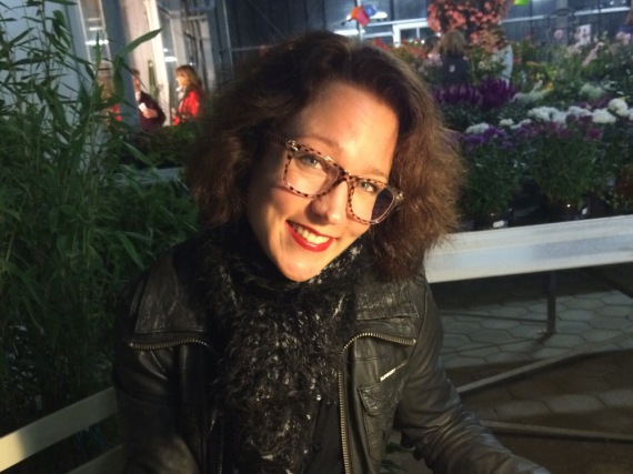 Autorin Eva Bader präsentierte in der Gärtnerei Dischinger in Germering ihren neuen Krimi