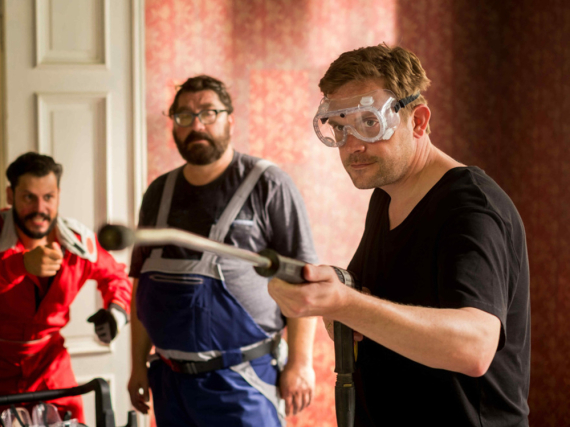 Sebastian Bezzel (r.) in seiner Rolle in