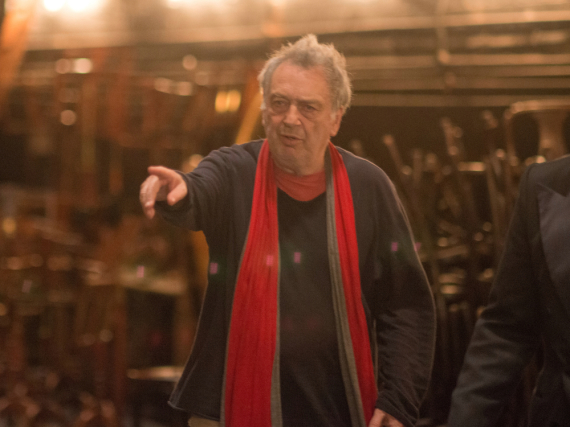 Regisseur Stephen Frears bei der Arbeit zu
