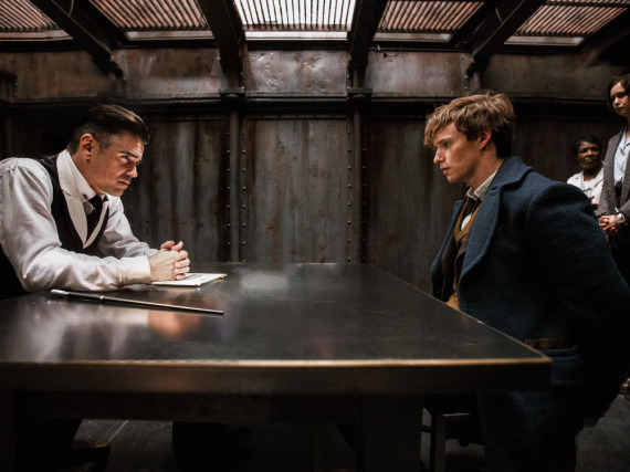 Graves (links, Colin Farrell) und Newt (Eddie Redmayne) werden in