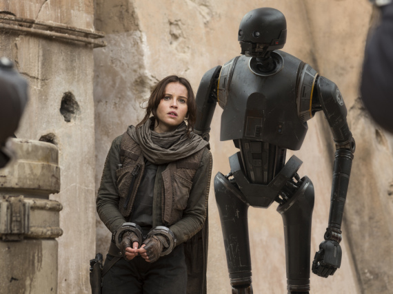Jyn Erso (Felicity Jones) und der Droide K-2SO (Alan Tudyk) in